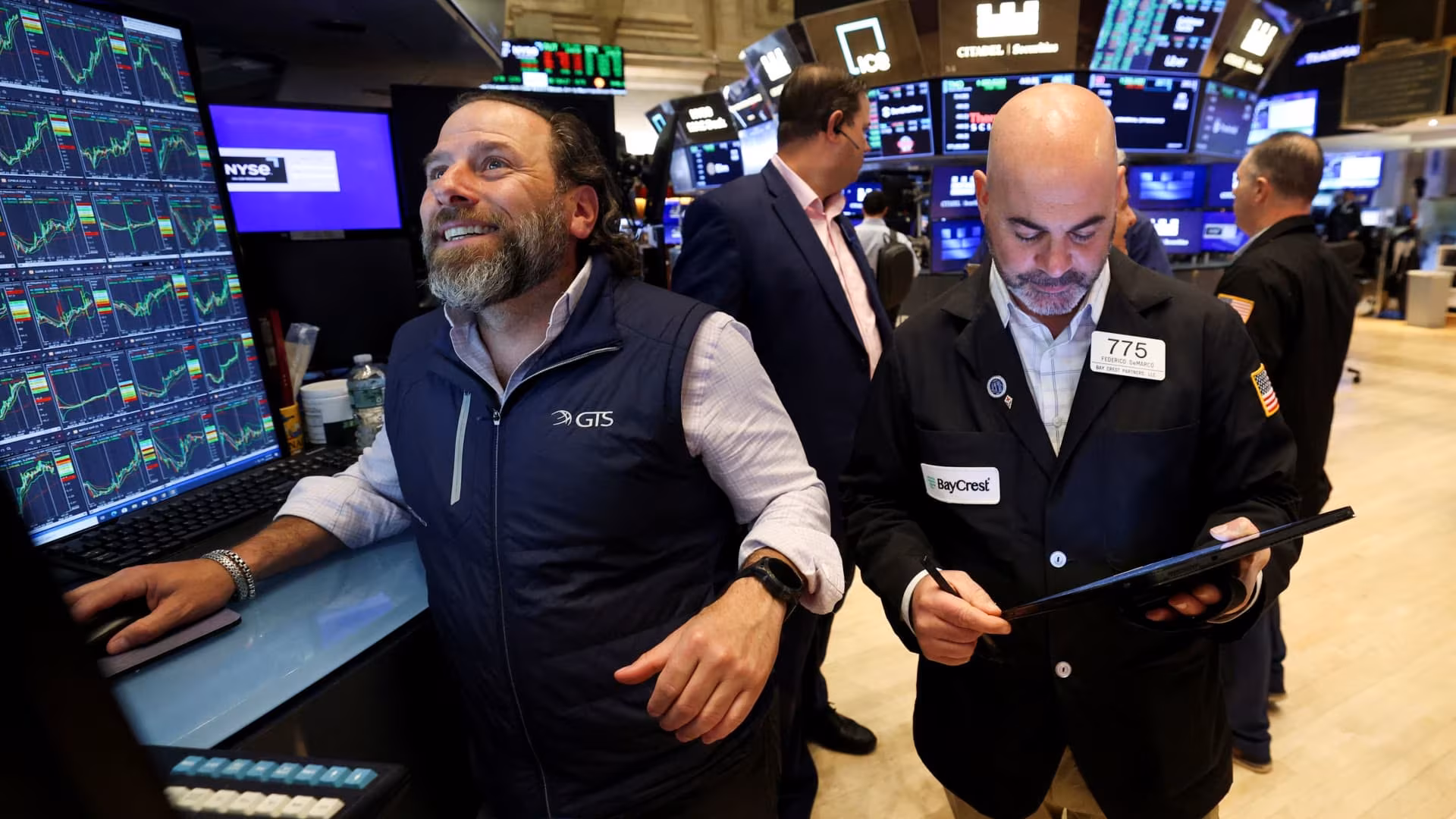 Dow jumps 500 points as rally accelerates Monday on the back of Apple: Live updates - CNBC