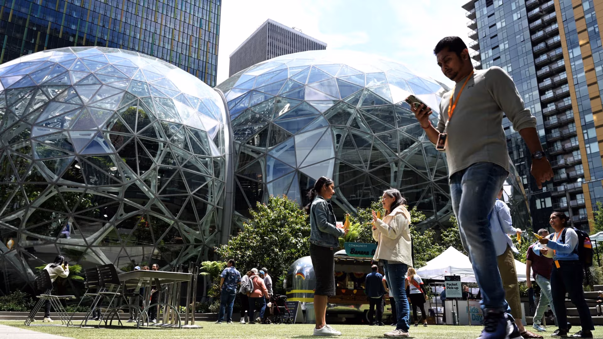 Amazon laying off about 14,000 corporate workers as it invests more in AI - CNBC