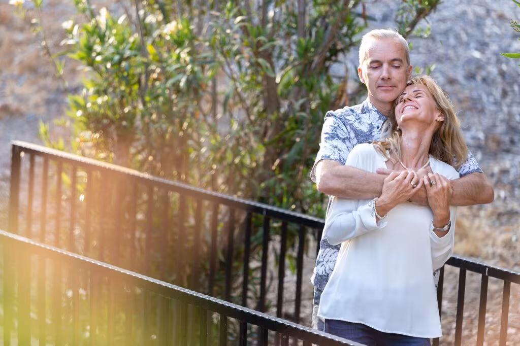 Happy couple laughing together, symbolizing Jamie Lee Curtis and Christopher Guest's enduring marriage