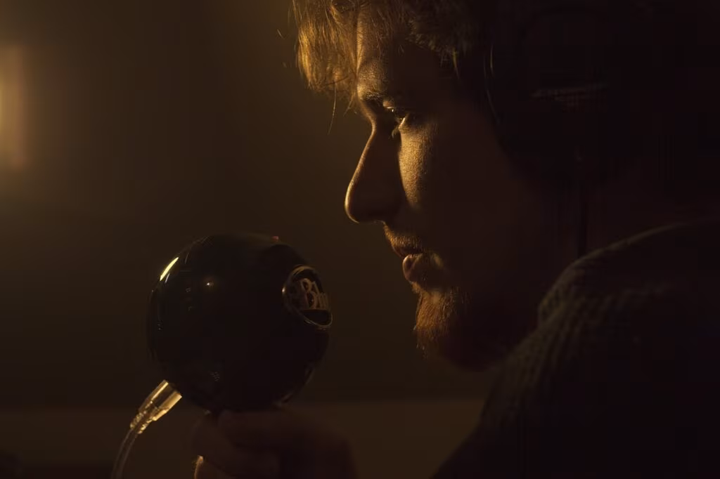 Holly Rowe reporting courtside with a microphone, demonstrating her role as a respected sports journalist.