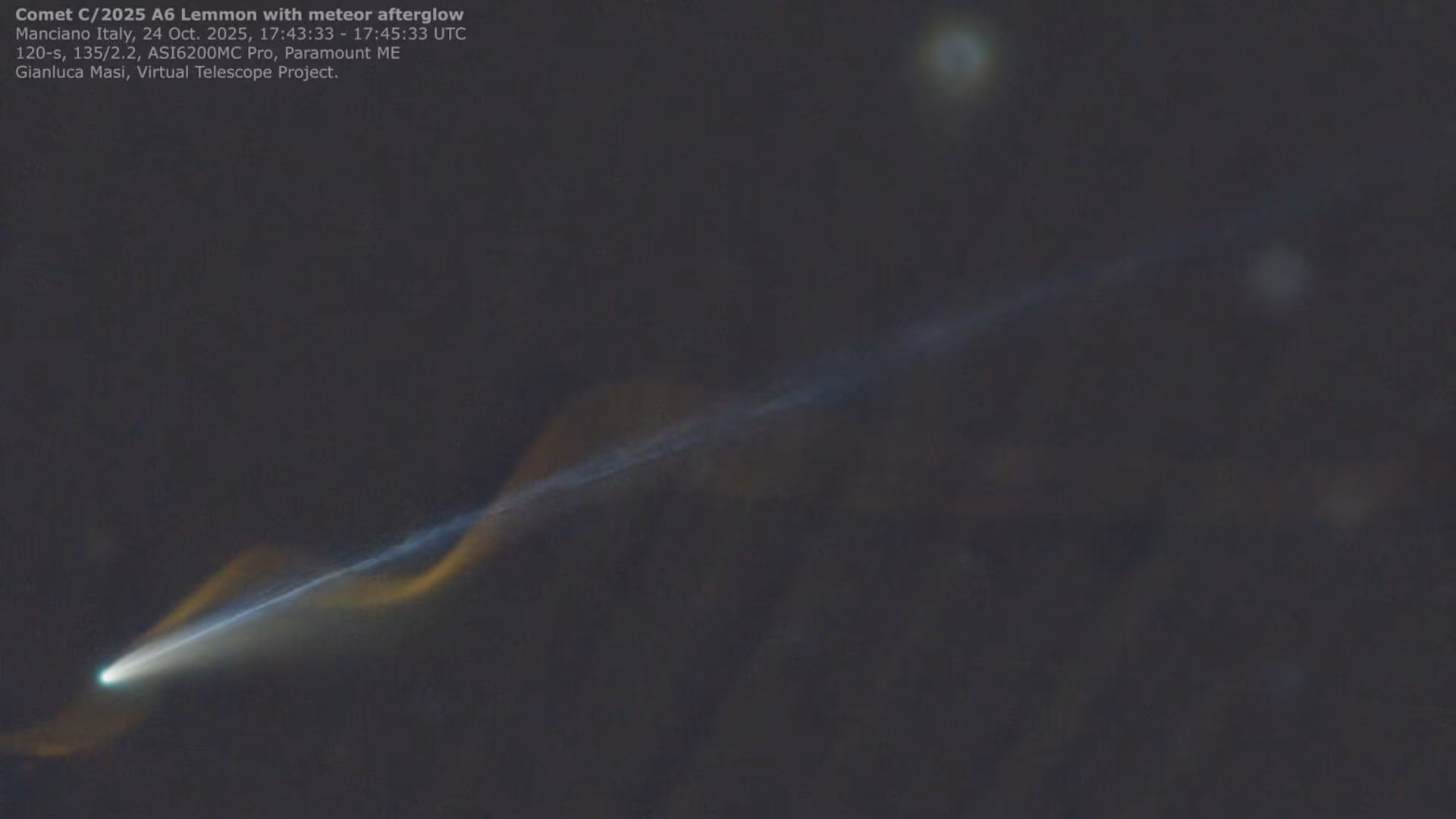 'Miracle' photo captures Comet Lemmon and meteor seemingly entwined over Earth - Live Science