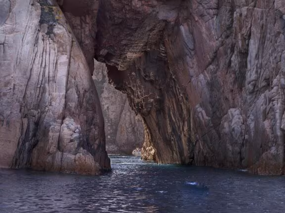 Colossal Water-Carved Caves on Mars Identified as Prime Targets for Ancient Life Search