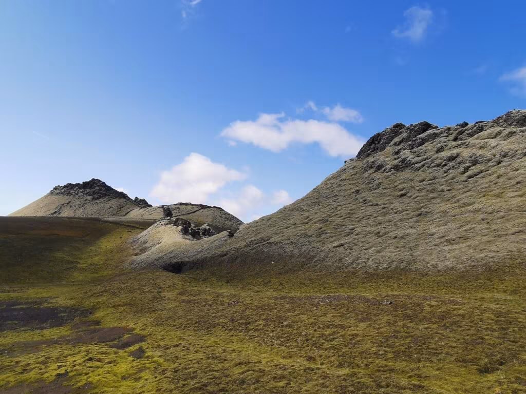 Diagram illustrating the separation of tectonic plates in the Afar Rift Valley, showing magma rising to the surface.