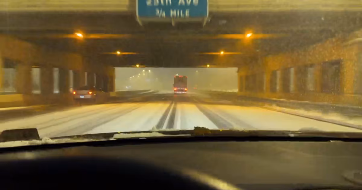 Winter Storm Warning continues for Chicago area as heavy snow falls - CBS News