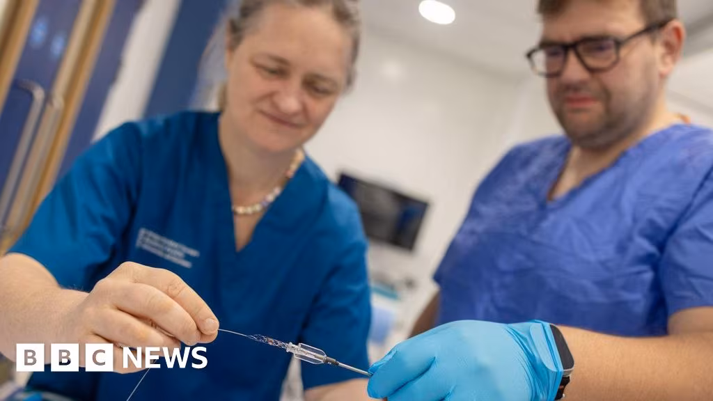 Dundee and US surgeons achieve world-first stroke surgery using robot - BBC