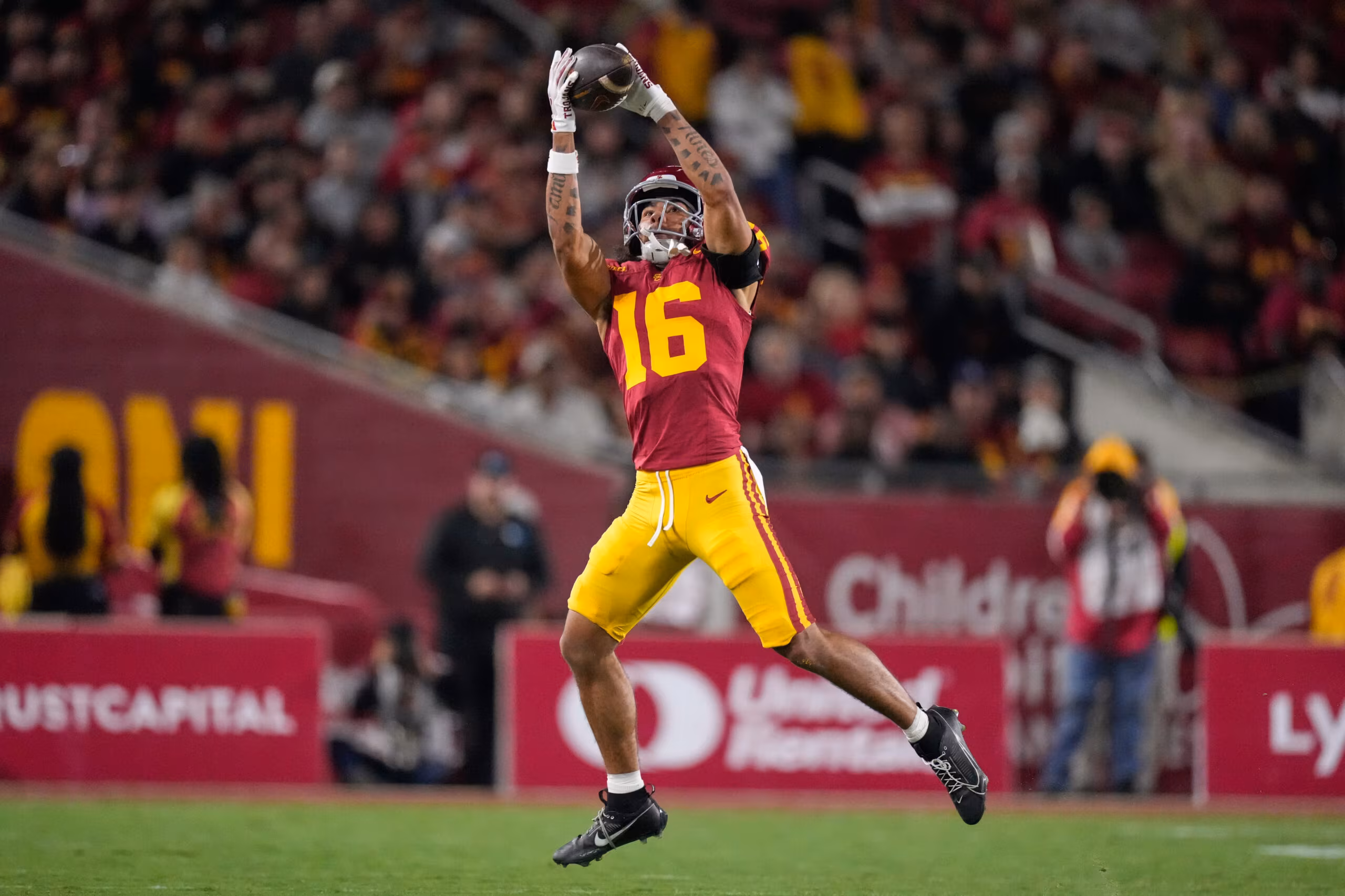 No. 20 USC pulls off fake punt after the Trojans' 3rd-string QB switches to punter's uniform number - AP News